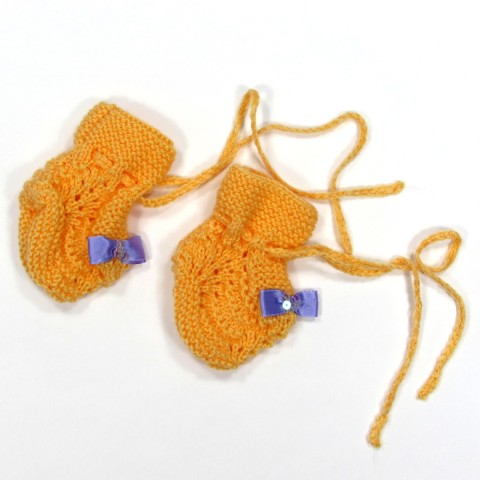 Chaussons laine abricot avec noeud lilas et paillettes pour bébé fille 3 mois