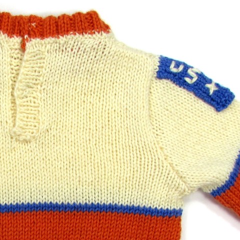Haut de dos du pull tricot bébé garçon, avec écusson USA brodé sur l'épaule