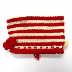 Bonnet vu de dos au tricot rayé rouge bébé fille