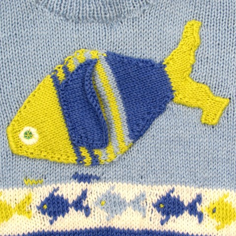 Détail du poisson sur le pull bébé garçon