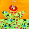 Détails dos de manteau bébé avec montre rigolo et grandes poches imprimées