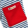 Détail de la poche en jersey rouge sur la maille rayée bleu marine et naturel
