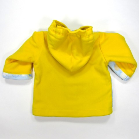 Dos manteau bébé, poignets en peluche identique et capuche polaire jaune soleil