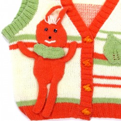 Détail du grand lapin orange sur le gilet de bébé fermé par des boutons lapins