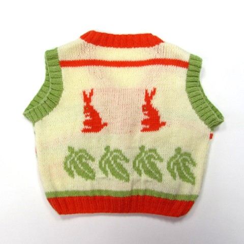 Dos du gilet bébé avec feuilles vert olive et lapins assis en tricot