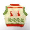 Dos du gilet bébé avec feuilles vert olive et lapins assis en tricot