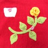 Détail rose jaune sur sa tige  et feuilles vertes petite poche blanche avec bouton papillon