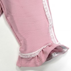 Détail du bas de pantalon bébé fille avec volant rose et dentelle