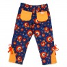 Pantalon bébé de dos velours bleu avec des fleurs rouges poches en daim orange sur les fesses