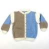 Cardigan en laine colorblock bleu ciel, blanc et beige pour bébé garçon fermé par boutons oursons brun nacré