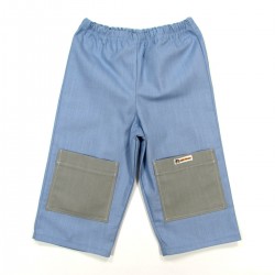 Pantalon toile bleu avec 2 grandes poches grises aux genoux pour bébé garçon