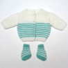 Brassière bébé bicolore et chaussons rayés, boutonnée dos pour les premiers jours