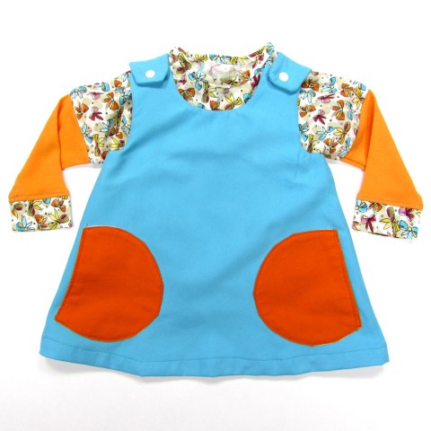 T shirt bébé fille jersey noeuds papillon porté avec chasuble turquoise et orange