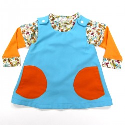 T shirt bébé fille jersey noeuds papillon porté avec chasuble turquoise et orange