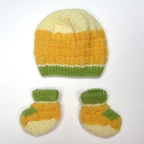 Bonnet et chaussons en tricot fait main coordonnent l'ensemble du trousseau