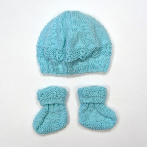 Bonnet et chaussons bleu lagon complétant le trousseau de naissance bébé garçon