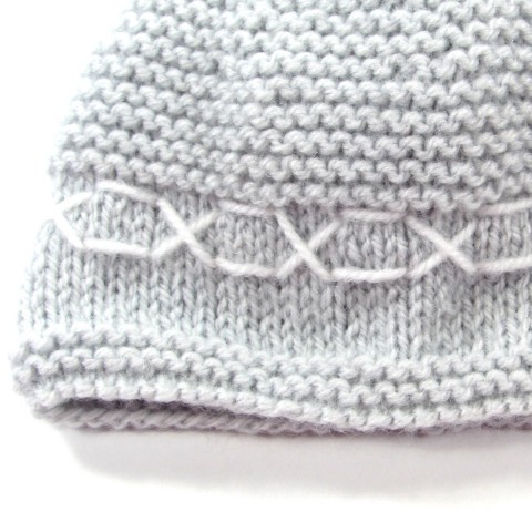 Broderie blanche au bord du bonnet gris perle pour bébé garçon prématuré