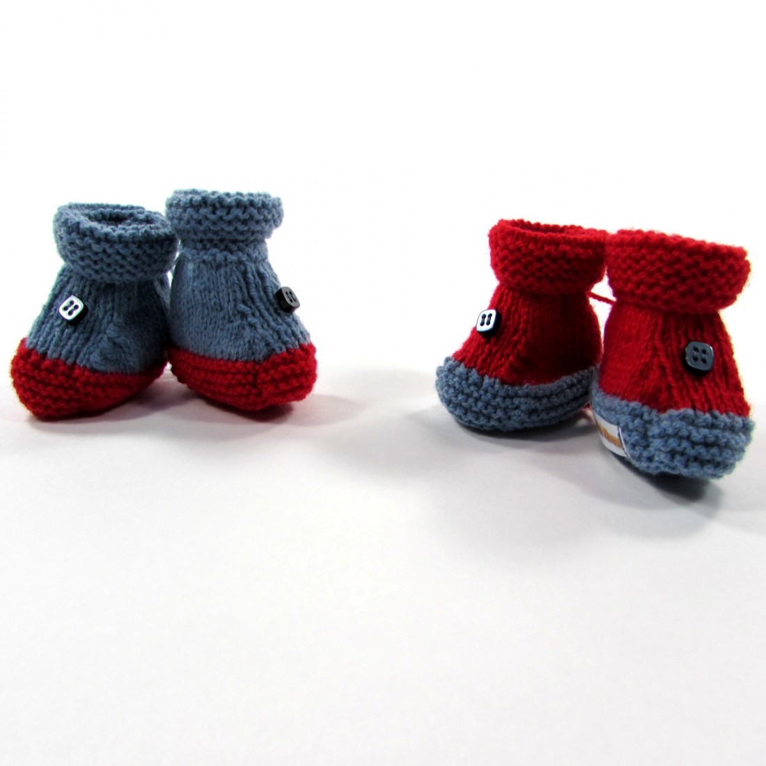 Chaussons au tricot bleu jean et rouge tomate bébé garçon