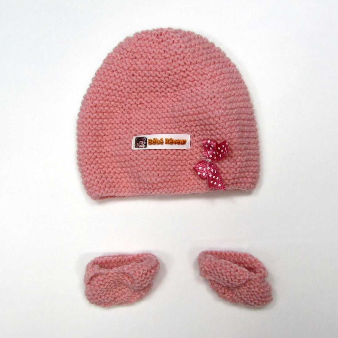 Bonnet de naissance en laine rose poudre tricoté pour bébé fille