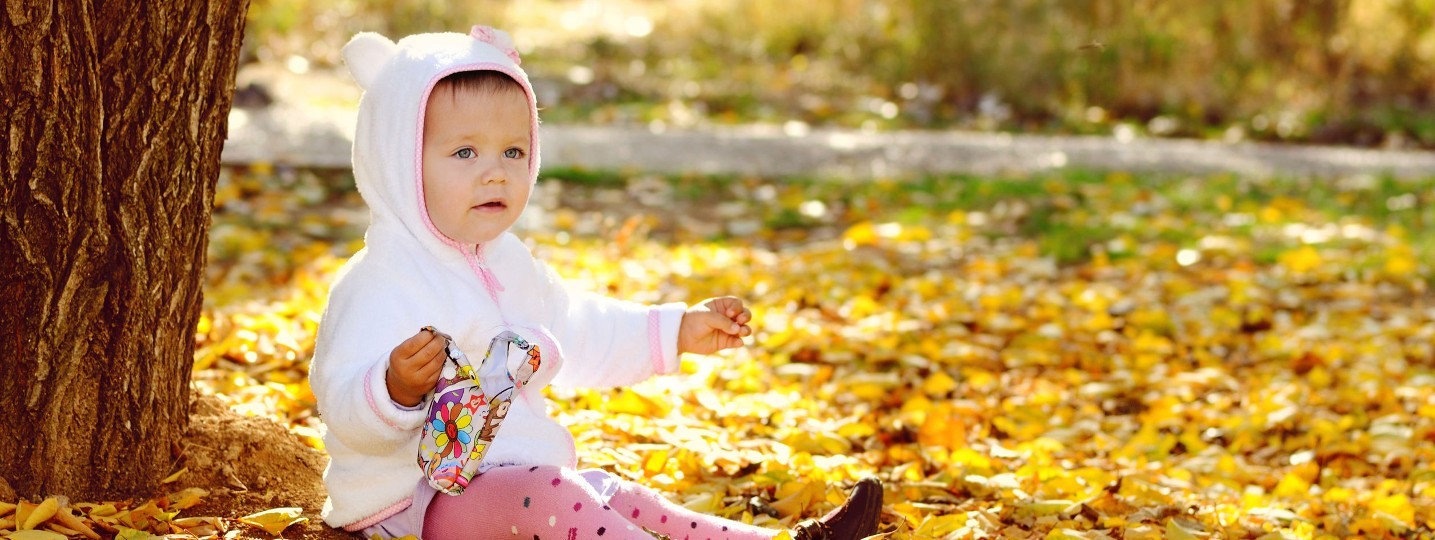 Bébé en automne tricots et vêtements